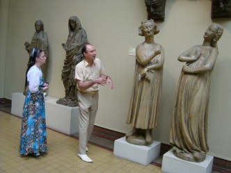 Искандер комментирует Капитолине европейскую средневековую скульптуру в ГМИИ им. Пушкина на Волхонке 30.06.2009 Искандер комментируе ...